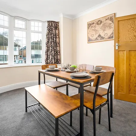 Modern Stylish Home, Garden, Parking, Wifi Families Contractors *