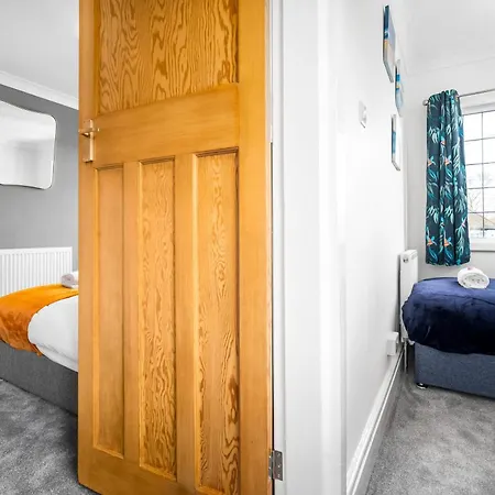 Modern Stylish Home, Garden, Parking, Wifi Families Contractors