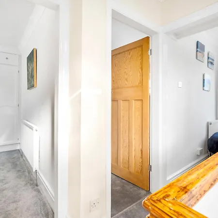 Modern Stylish Home, Garden, Parking, Wifi Families Contractors *